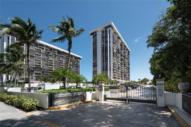 Building Photo - 1925 Brickell Ave