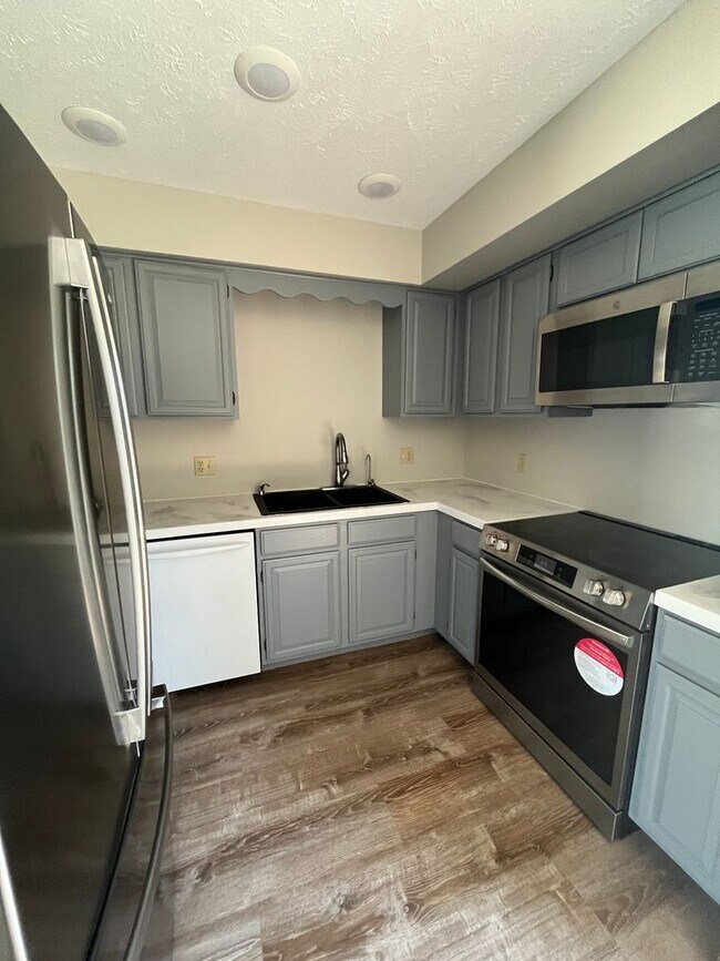 Building Photo - Millard 3 Bedroom