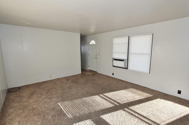 Foto del edificio - 2215 Toms Cabin Rd