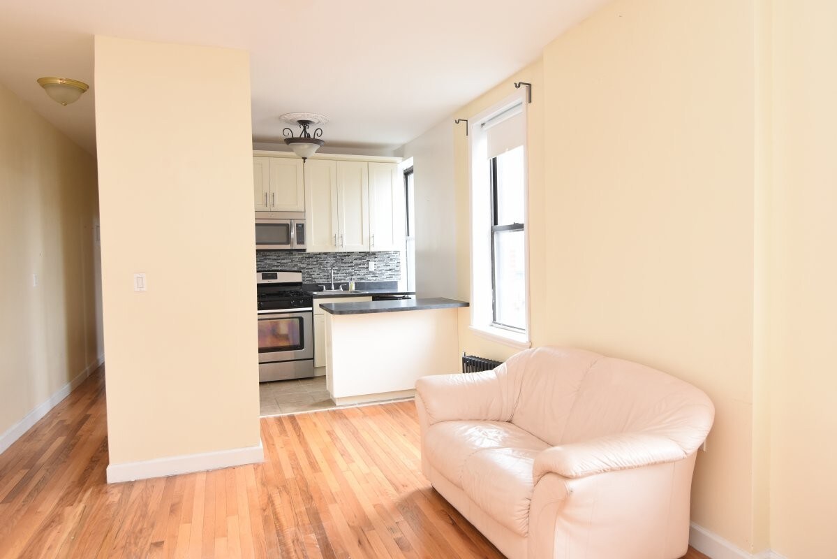 Primary Photo - 201 W 120th St