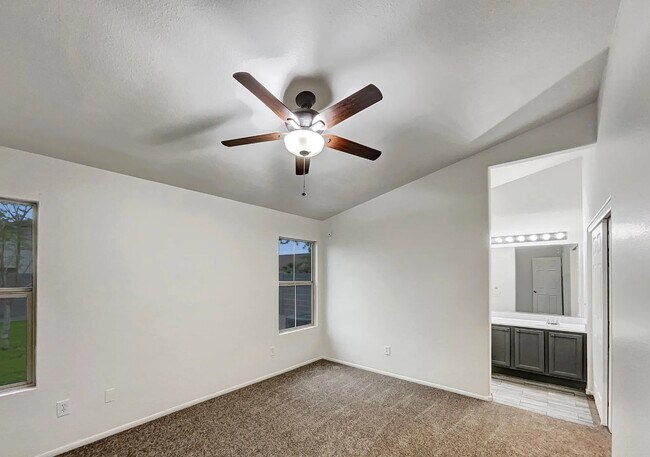 Foto del edificio - 2293 E Springfield Pl