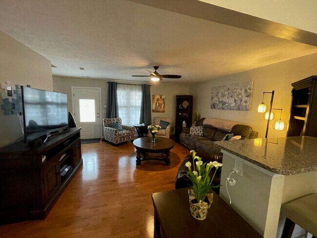 Foto del edificio - Stylish Townhome with 2 Suites, Hardwood Floors, Stainless Steel Appliances, and Granite Countert...