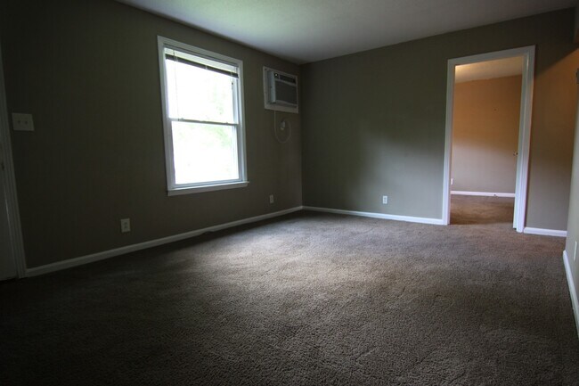Building Photo - Circle Drive-454
