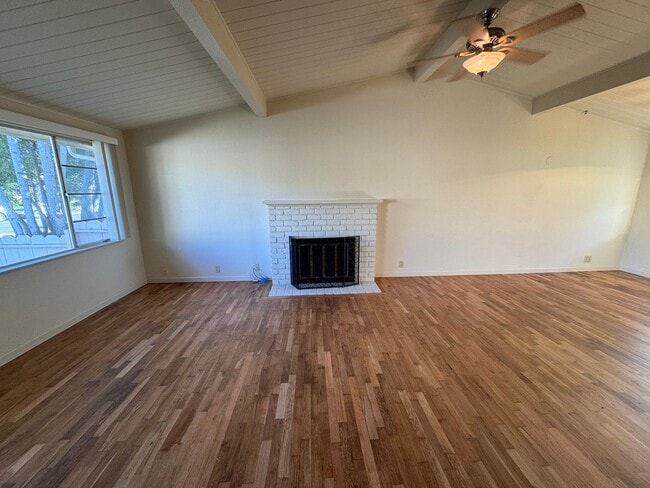 Building Photo - Charming Seaside Home on Quiet Cul-de-Sac