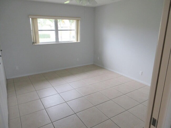 Building Photo - 2572 Emory Dr W