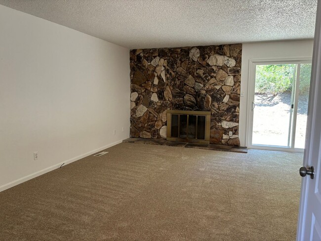 Building Photo - Spacious 3 bed/2 bath home in Martinez