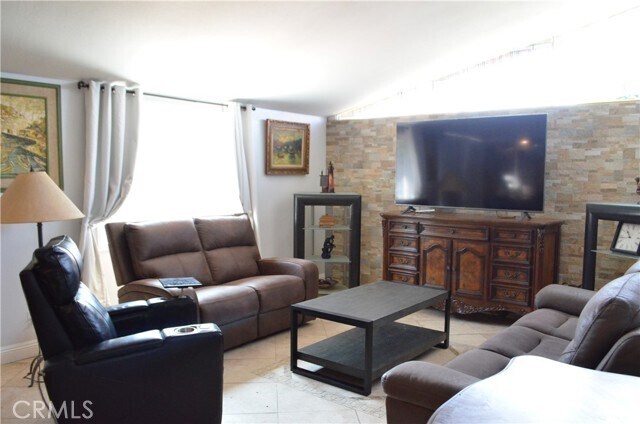 Building Photo - 519 W Baker Ave