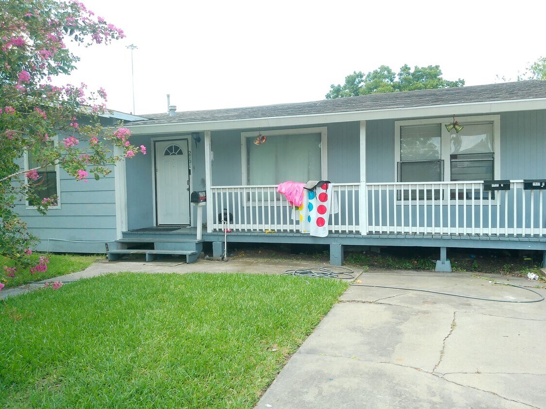 Primary Photo - 2701 Nemec St