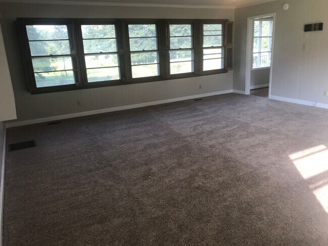 Building Photo - Pleasant Garden rental with large yard