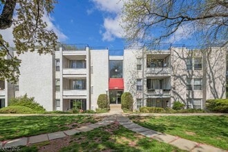 Building Photo - 462 River Rd