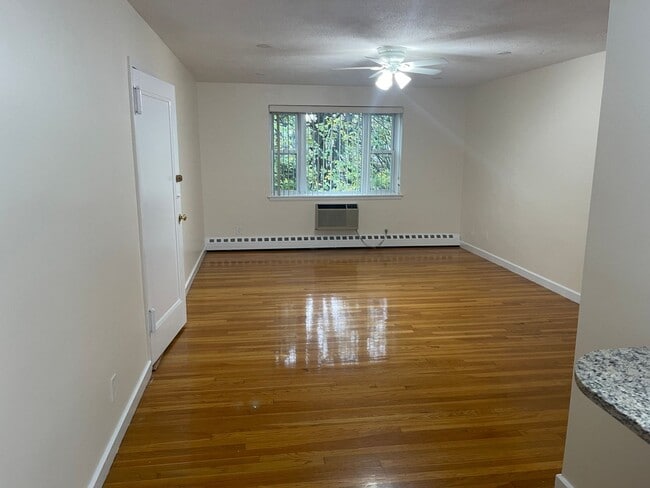COOLIDGE CORNER Free month Rent, Noce reno... - COOLIDGE CORNER Free month Rent, Noce reno... House