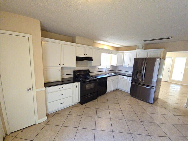 Building Photo - 4718 Reynaldo Dr