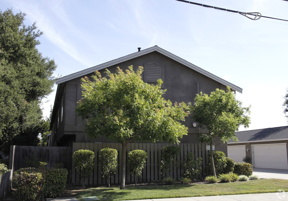 Building Photo - 3247 Somerset Ave