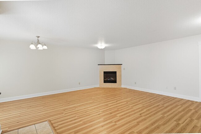 Building Photo - 17138-17146 NE Oregon St