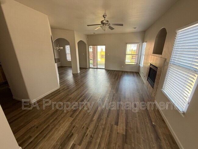 Foto del edificio - 927 Tieran Ct NE
