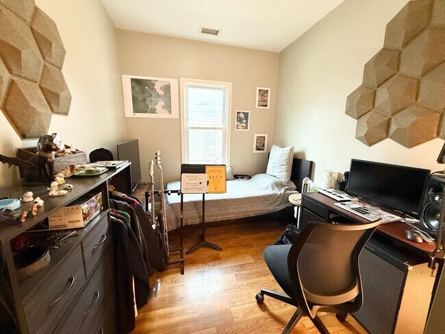 Foto del edificio - Great Deal and location - 4-bed, 1-bath in Allston