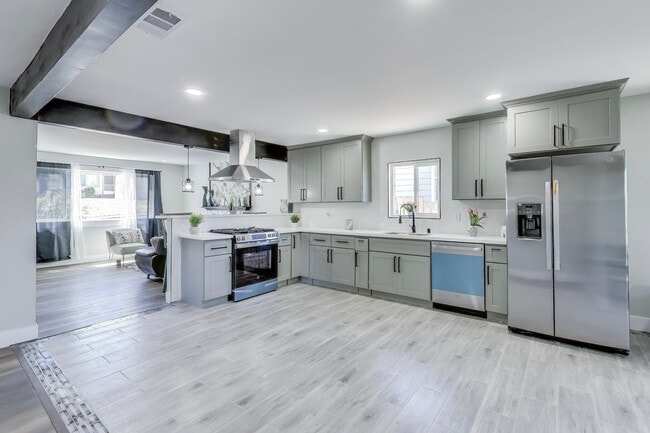 Building Photo - 2131 Pomona Ave