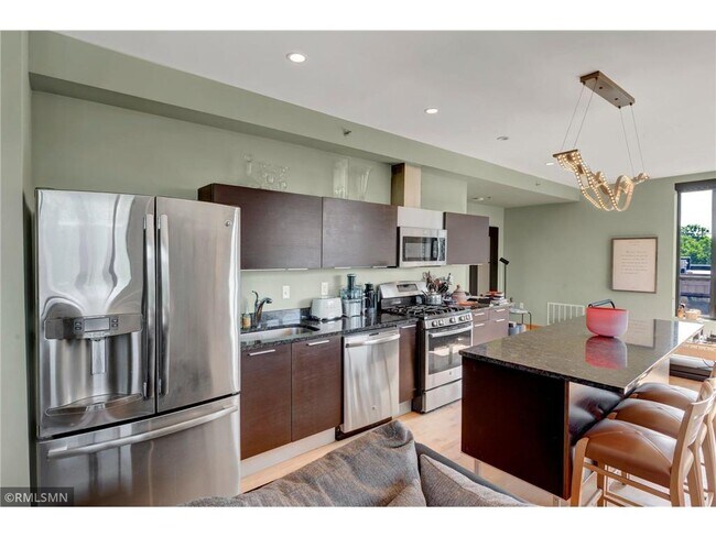 Foto del edificio - 3116 W Lake St