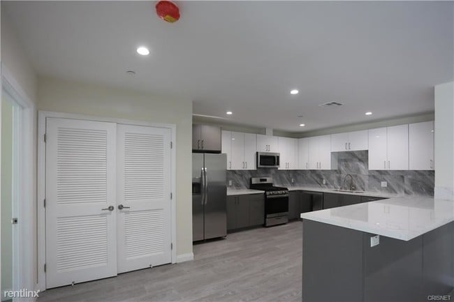 Building Photo - 7140 S La Tijera Blvd