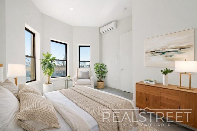 Foto del edificio - New Modern 2 Bed w Full Amenities + Dishwasher/Laundry/Garden