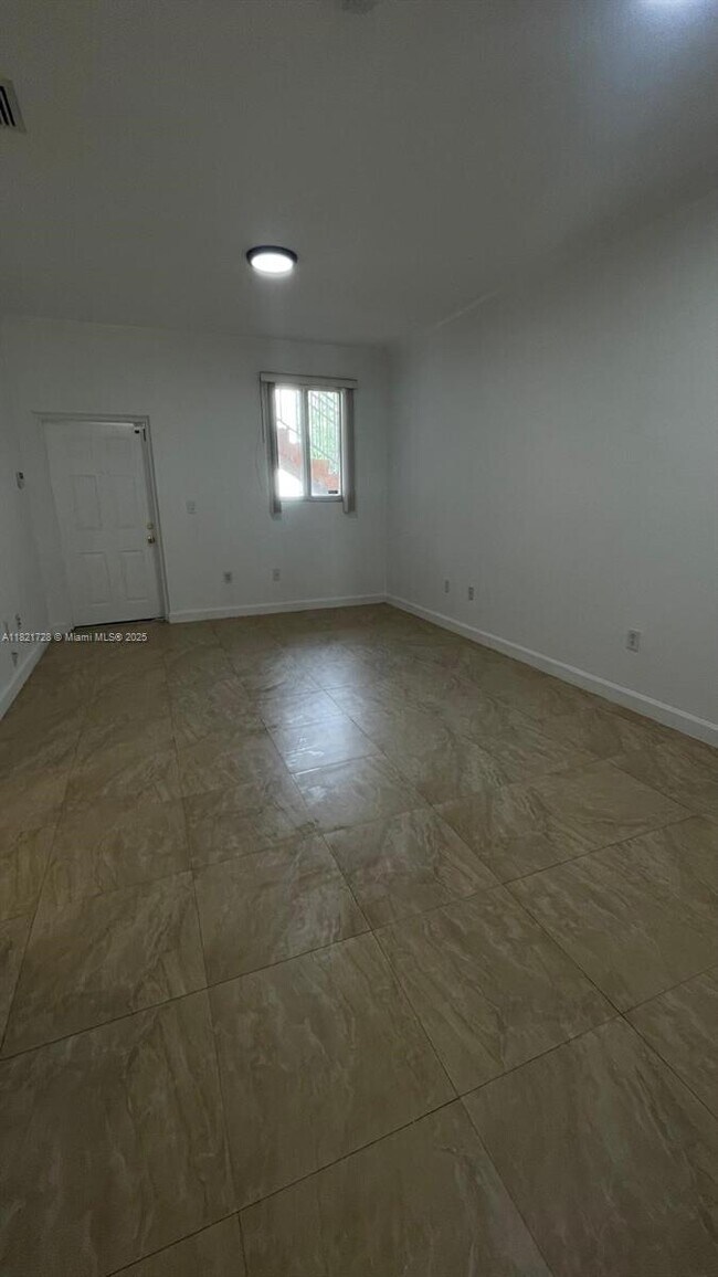 Foto del edificio - 17720 NW 73rd Ave