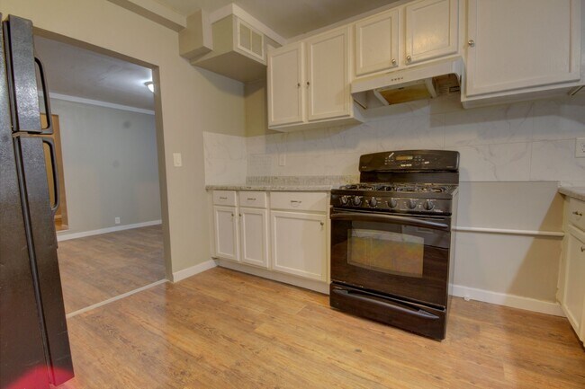 Foto del edificio - 4 bed, 2 bath home