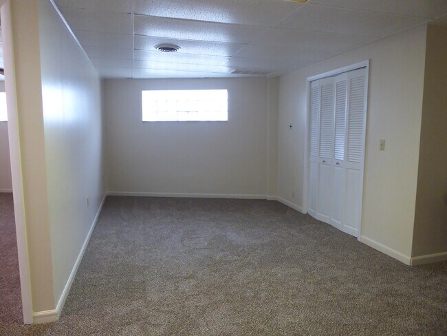 Sala de estar luminosa y amplia con alfombras nuevas - 898 Duss Ave