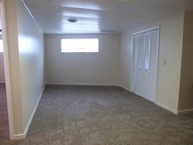 Large bright living room w/ new carpeting - 898 Duss Ave