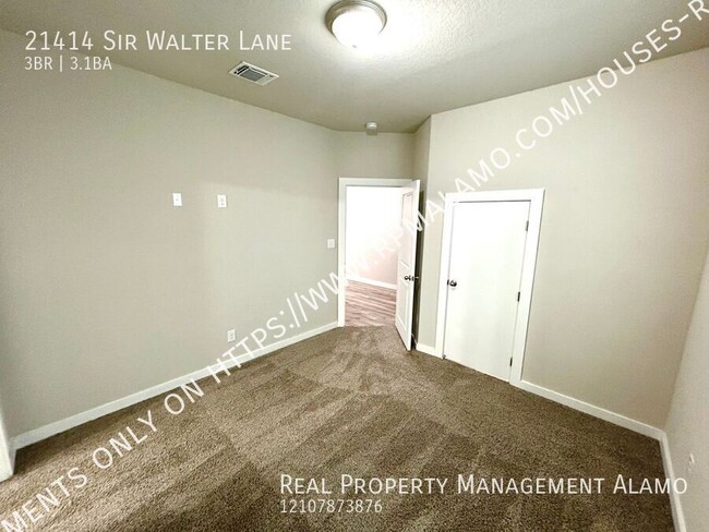 Building Photo - AVAILABLE NOW! Tri-Level 3 Bedroom / 3.5 B...