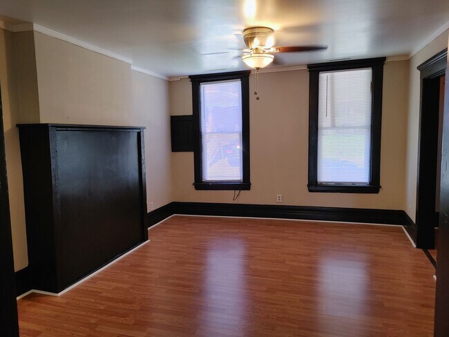 Building Photo - SPACIOUS 3 BEDROOM DUPLEX