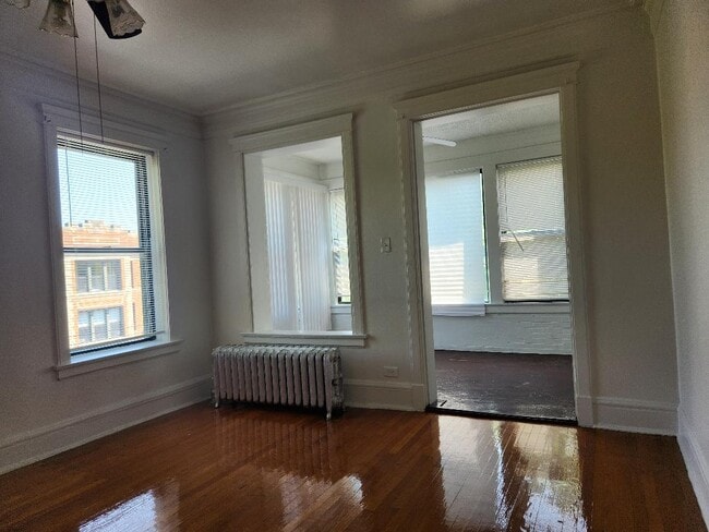 Building Photo - 824 E 53rd St