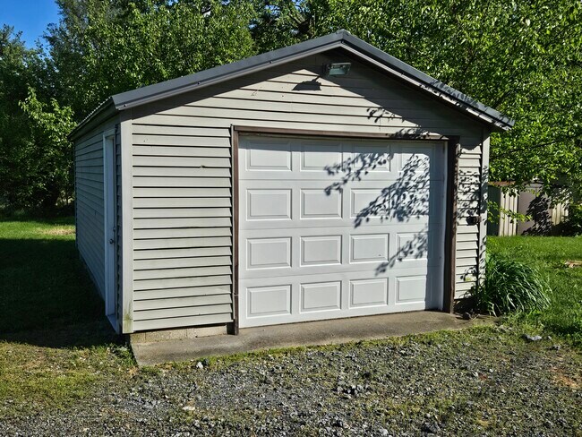 Detached 1 car garage - 21 W Lakeside Dr