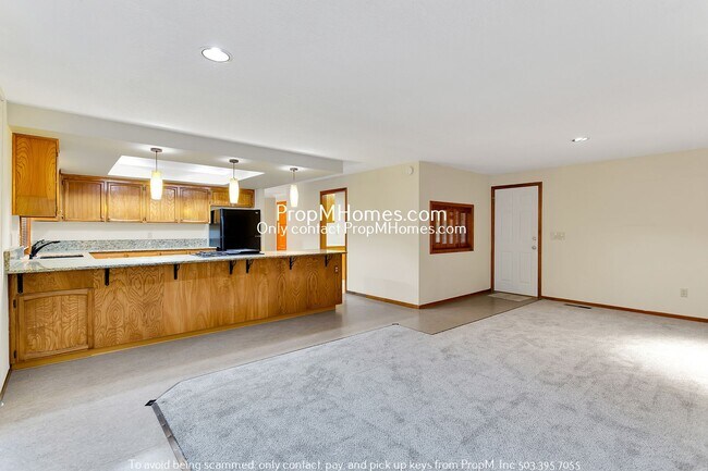 Foto del edificio - Lake Oswego Three Bedroom Ranch On 1/4 Acre! DEPOSIT SPECIAL