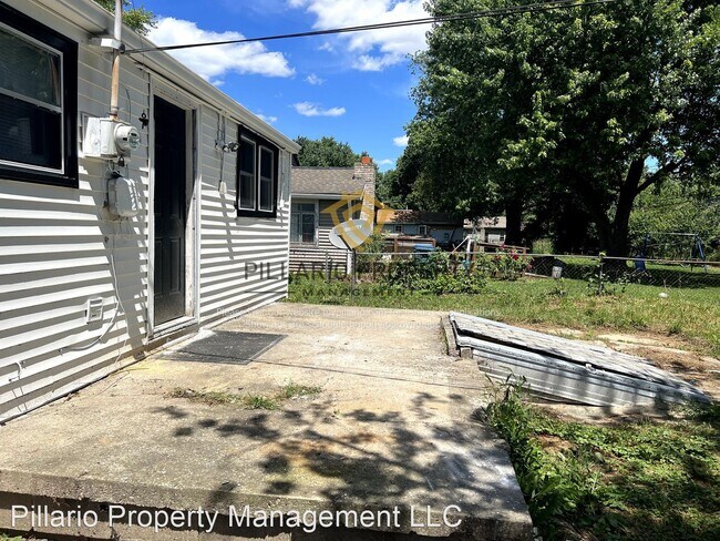 Building Photo - 3 br, 1 bath House - 3245 S Foltz St.