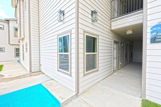 Building Photo - 7126 Rosson Rd