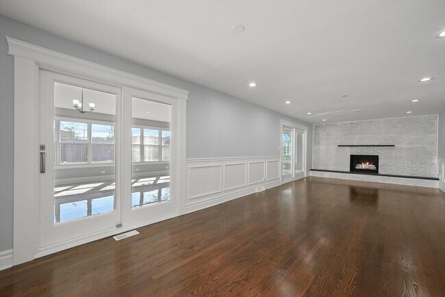 Building Photo - 855 S Harvard Dr