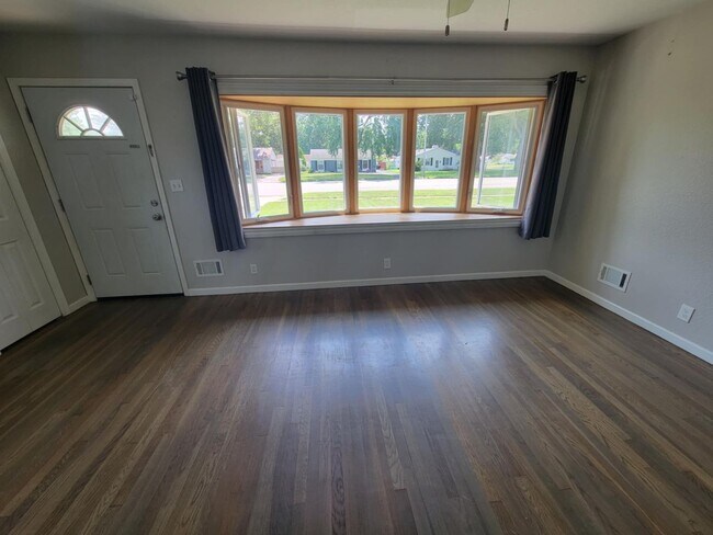 Building Photo - Spacious House Located in Washington Schoo...