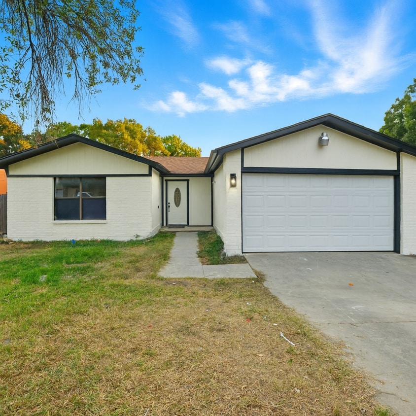 Foto principal - Spacious Updated 4-Bedroom Home in Quiet N...