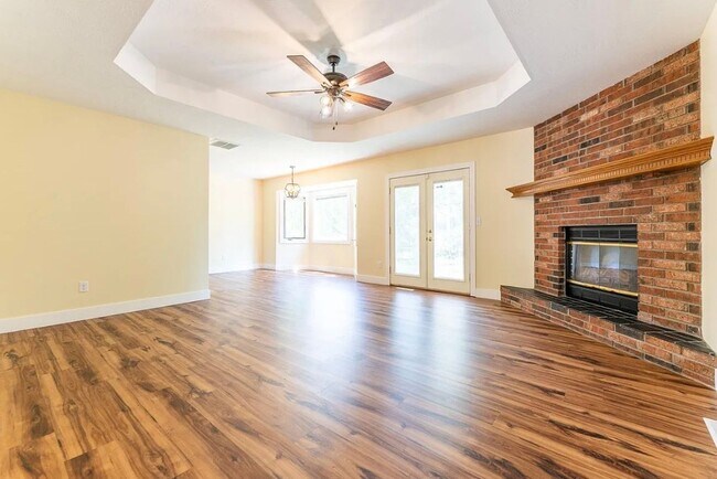 Building Photo - 3 Bed 2 Bath 2 Car Garage Home Southwest Springfield MO!!