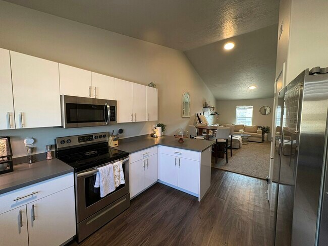 Foto del edificio - 64 W 600 S