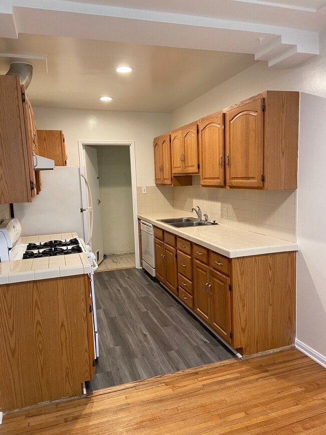 Building Photo - 408 N Maple Dr