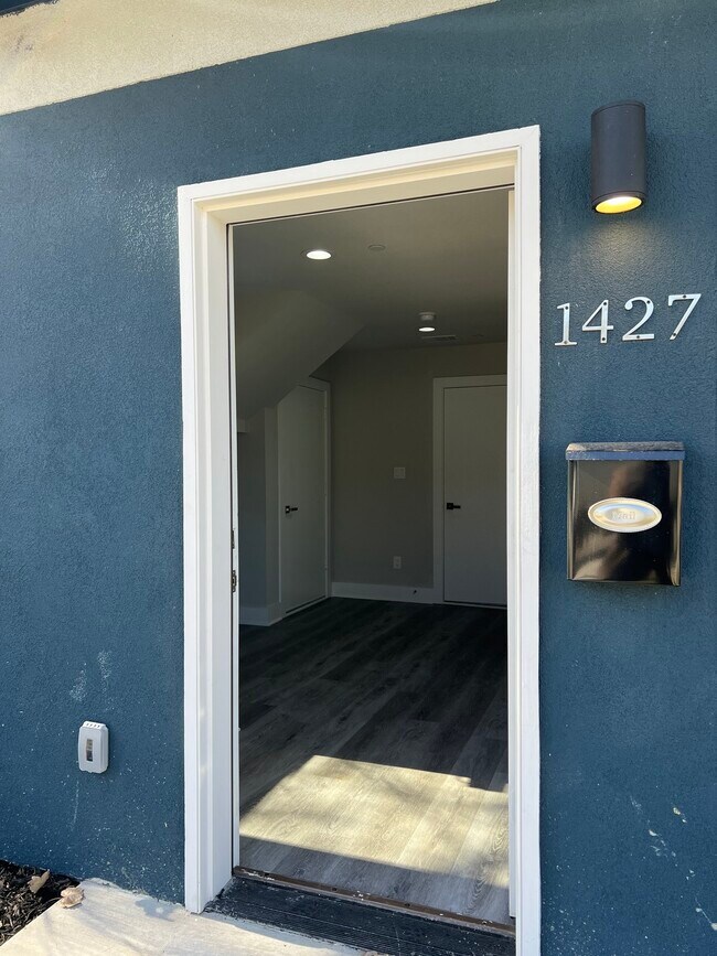 Building Photo - 1427 Pearson Street, Unit 1427