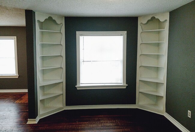 Building Photo - $0 First Month's Rent / $0 Deposit at Move-in