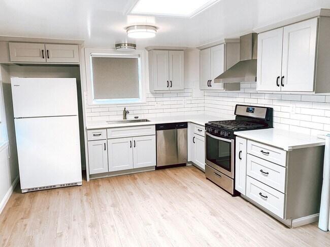 Building Photo - Newly Renovated Home Available Now!