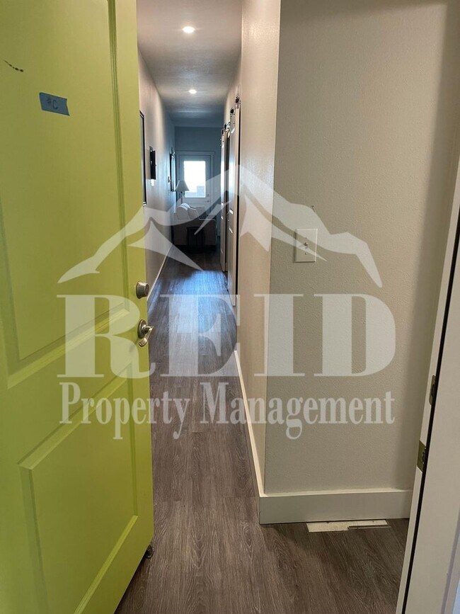 Foto del edificio - FURNISHED 1 BEDROOM 1 BATH APARTMENT  - BREMERTON