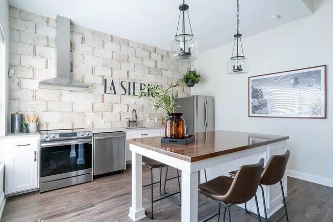 Building Photo - 520 FM306