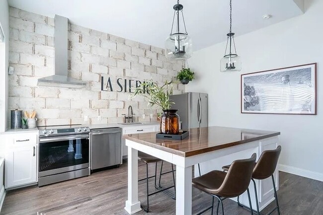 Building Photo - 520 FM306