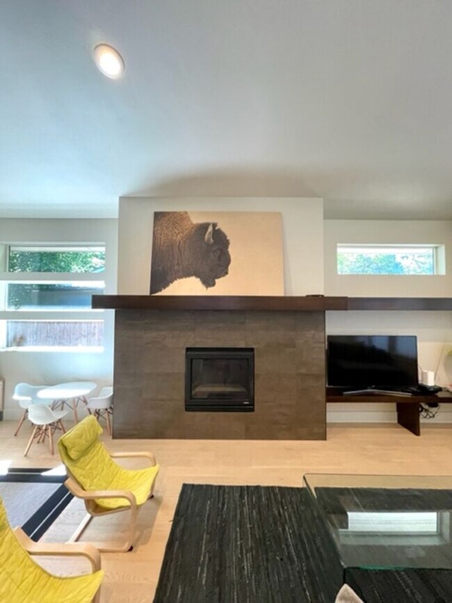 Building Photo - Westside 3 Bedroom Beauty with Fenced back...