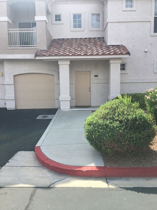 Foto principal - 2 bedroom 2 bath with 1 car garage and fir...