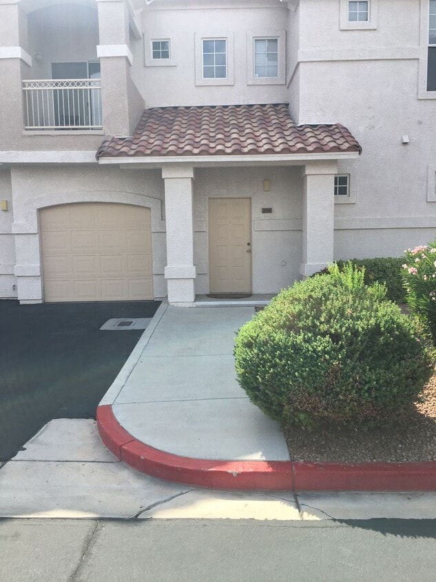 Primary Photo - 2 bedroom 2 bath with 1 car garage and fir...
